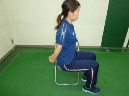 椅子に対し横向きに座り、地面に足の裏をしっかり着け、身体を安定させましょう。